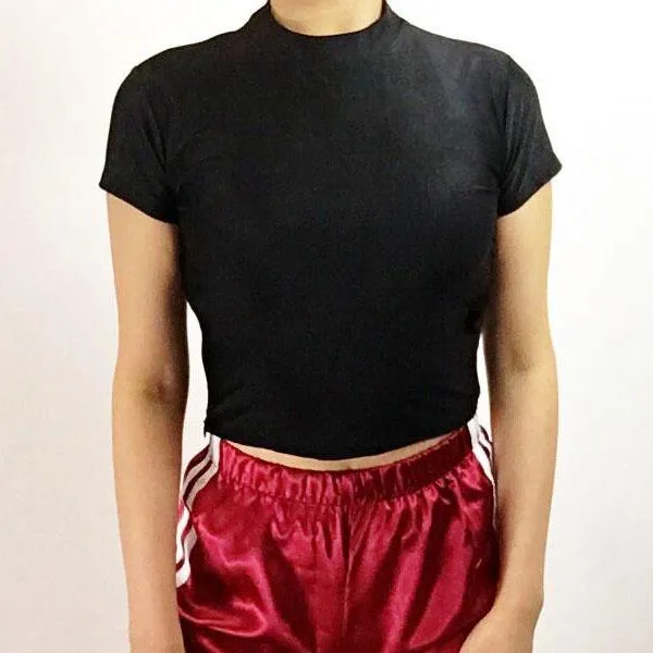 HIGH NECK SLEEK CROP TOP